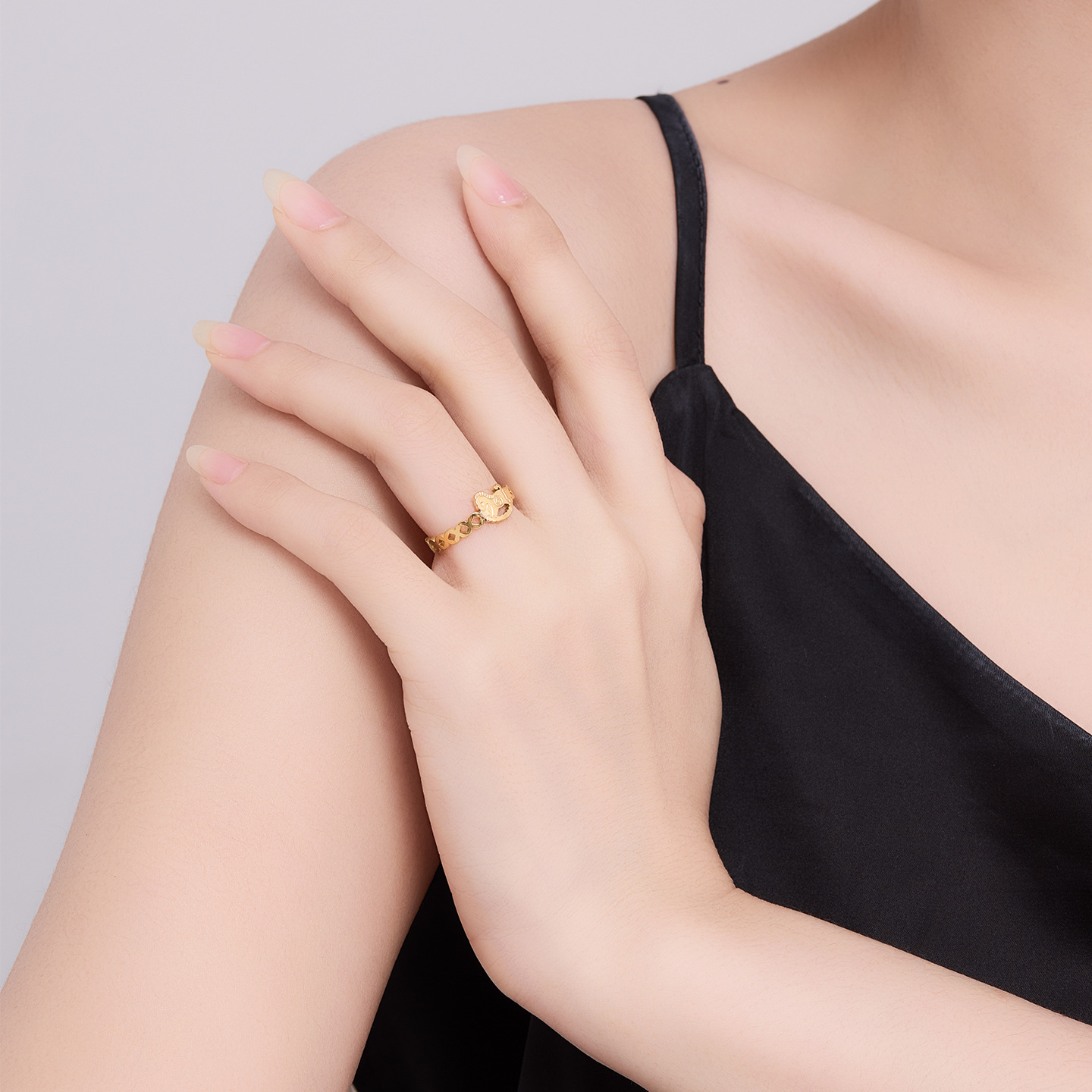 Xuping acero inoxidable 24k hueco pony abierto anillo nuevo estilo chino zodiacal imitación joyas de oro al por mayor mujeres