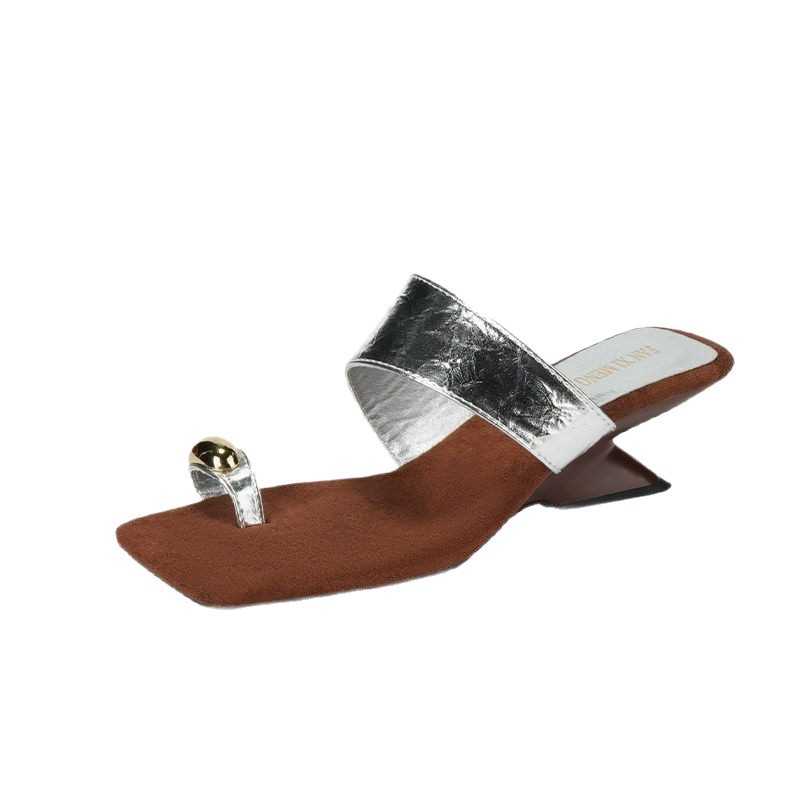 El estilo francés de alta sensación de hebilla de metal, zapatillas frías de dedo de dedos, zapatillas de tacones plateados no cansados de verano image 5