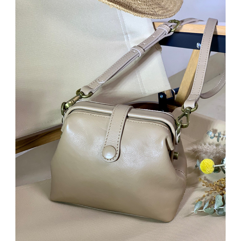 Wholesale New Women's Crossbody Bag Genuine Leather Casual Commuter Doctor Bag Large Capacity Vintage Shoulder Bag Vegetable Tanned Leather - Thumbnail 8