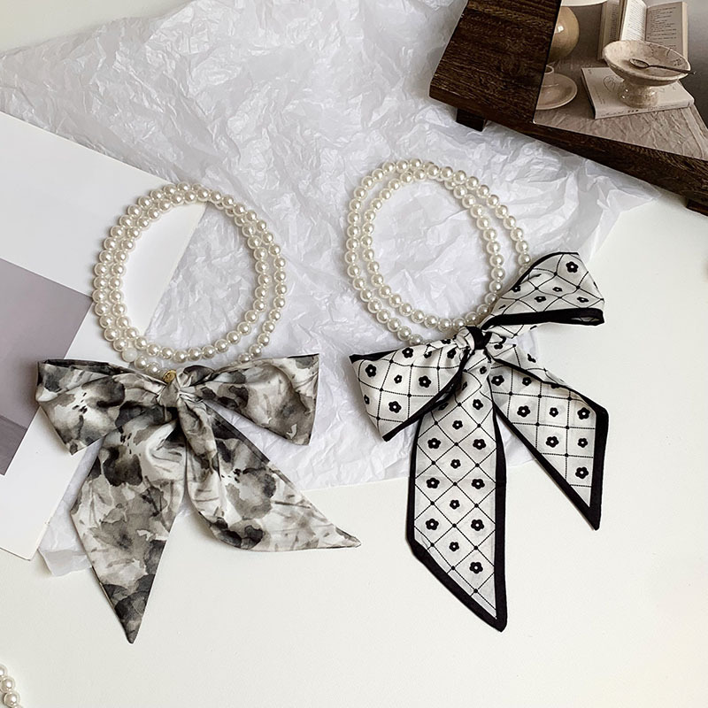 Pequeña bufandas para mujeres de verano 2025 collar de perlas retrógrado francés con bufandas de seda collar decoración clavícula variable correa