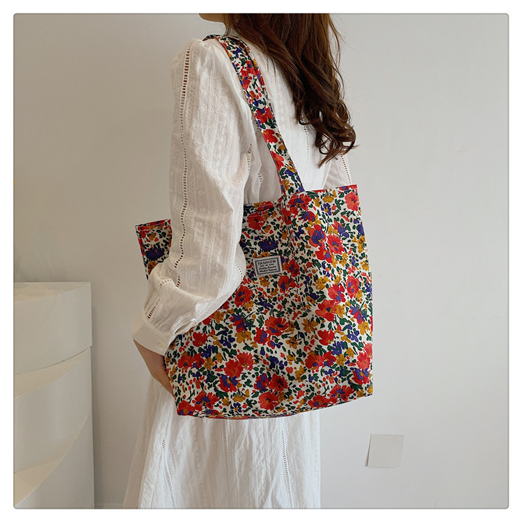 The large-capacity single-shoulder bag for student commuting is a bestseller in early spring. The Korean-style fresh and simple floral fabric bag is a versatile tote bag undefined