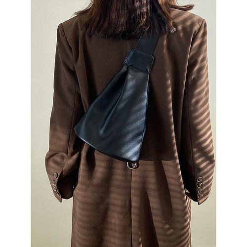 2024 new Korean designer's same style handsome crossbody chest bag, fashionable, western style, simple literary and artistic shoulder bucket bag