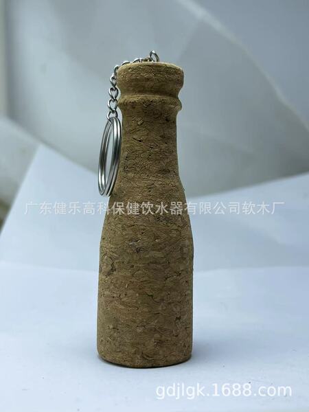 Manufacturer supplies beer bottle shaped cork key chain
