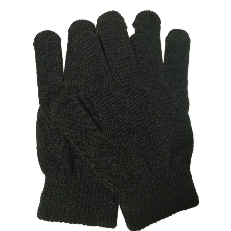 Чистые черные мужчины и женщины, ученики начальной школы делают домашнее задание