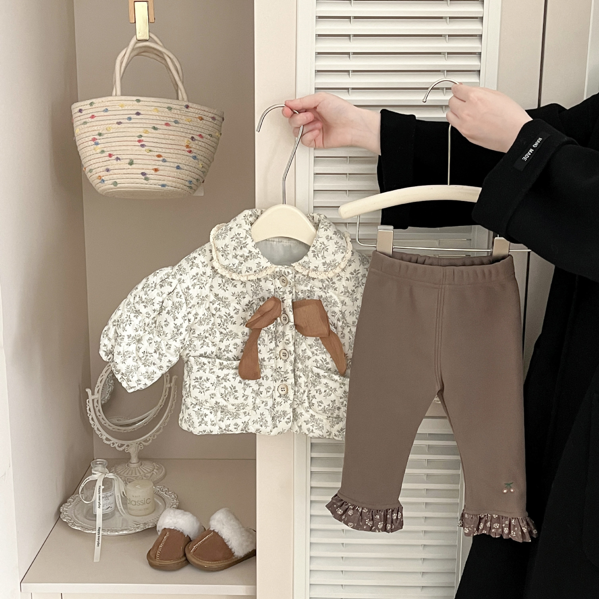 Niñas de invierno de algodón lindo abrigo de bebé 2025 nueva ropa de bebé de flores extranjeras gruesas chaqueta de algodón cálida
