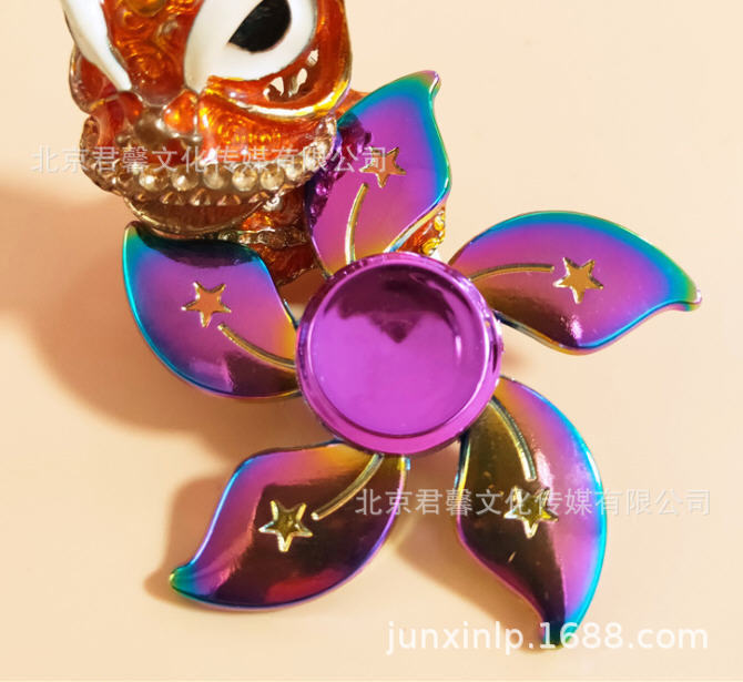 B Dedos de araña de colores, peonza, yema del dedo de metal de tres hojas, peonza de dos hojas, productos pequeños, suministro al por mayor