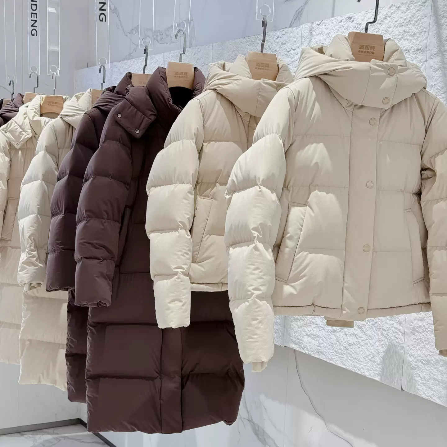 冬季新款白鸭绒羽绒服女款高端女平湖面包服外套品牌女装批发货源