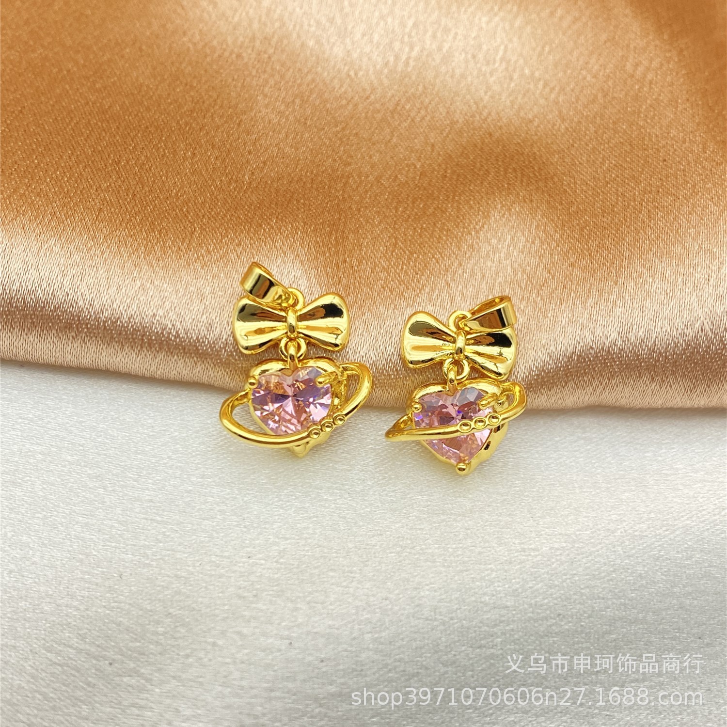 Pendant with bow