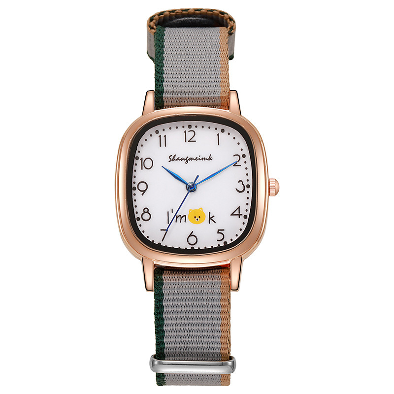 Reloj de cuarzo Honghong nuevo estilo de tela cuadrada pequeña de dibujos animados simple con reloj de dibujos animados para estudiantes y niños a juego de colores