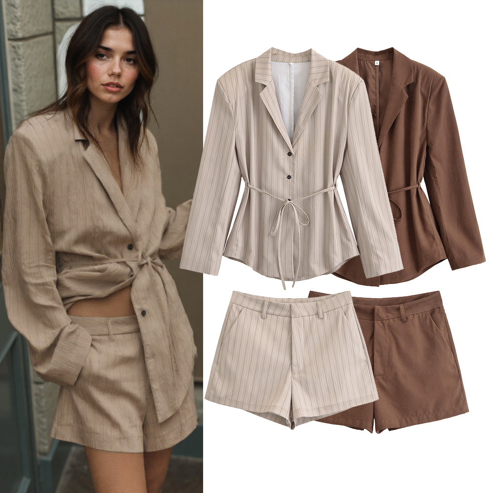 Ensemble deux pièces sexy GraceChic Cross-Border, composé d'un blazer rayé à nœud papillon et d'un short trapèze, idéal pour l'été._voghion.com