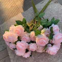 3頭の洋牡丹のシミュレーション花の家の装飾は結婚祝いの生け花の路引の偽の花の食卓を飾って花輪の生け花を置きます。