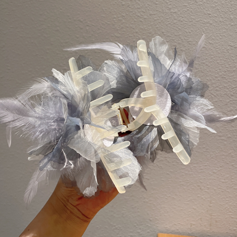 Elegant and sophisticated temperament, with a sense of immortality, pearl feathers, large size claw clip, female back spoon, curly hair, shark clip, and versatile fur hair clip