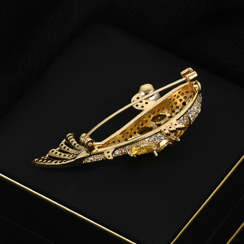 Buena suerte para la versión coreana de alta calidad oro diamante perla koi broche temperamento flor de pecho no se desvanece broche de traje al por mayor image 4