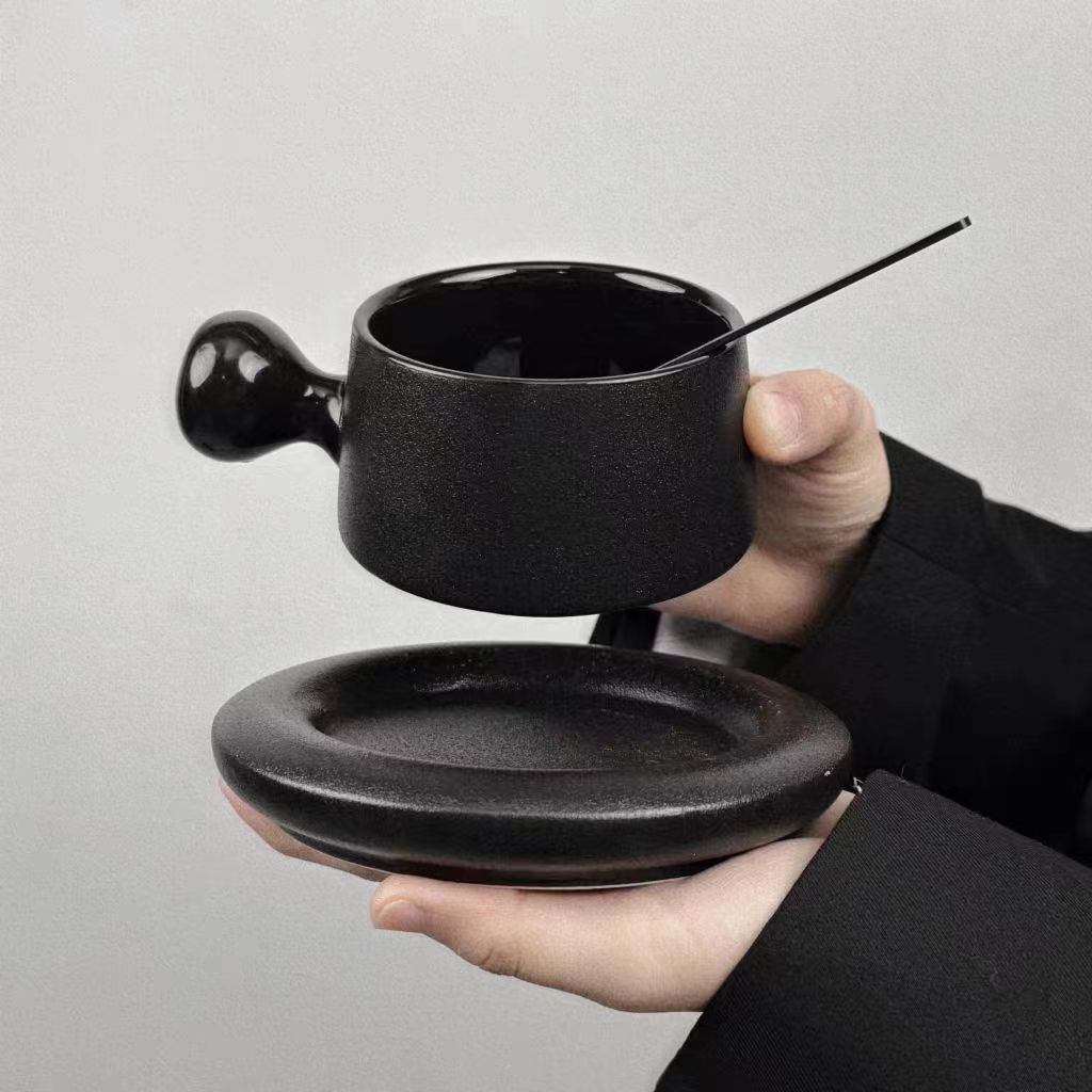 Taza de café negro esmerilado retro, mango redondo, diseño de nicho de lujo ligero, personalidad, té de la tarde de cerámica de alto valor