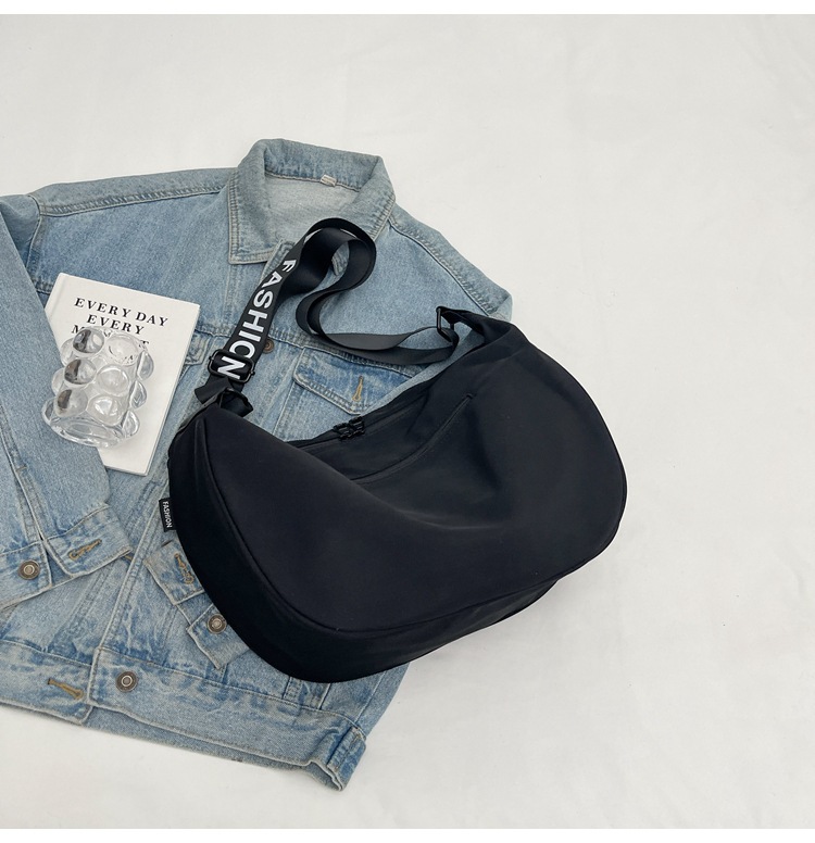 문자가 없는 검정색 작은 어깨끈