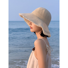 砂浜の洋風がきれいな漁師帽の子供たちは夏の砂浜で旅行して写真を撮る日焼け止めの日よけの麦わら帽子は顔が小さくてファッション的である
