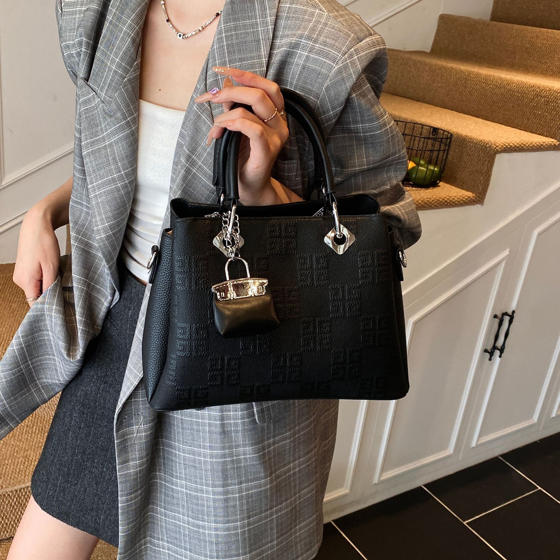 Bolsa de mano transfronteriza nueva alta sensación de bolso pequeño relieve de alto valor de la cara, moda versátil bolso de hombro extranjero bolso de mochila