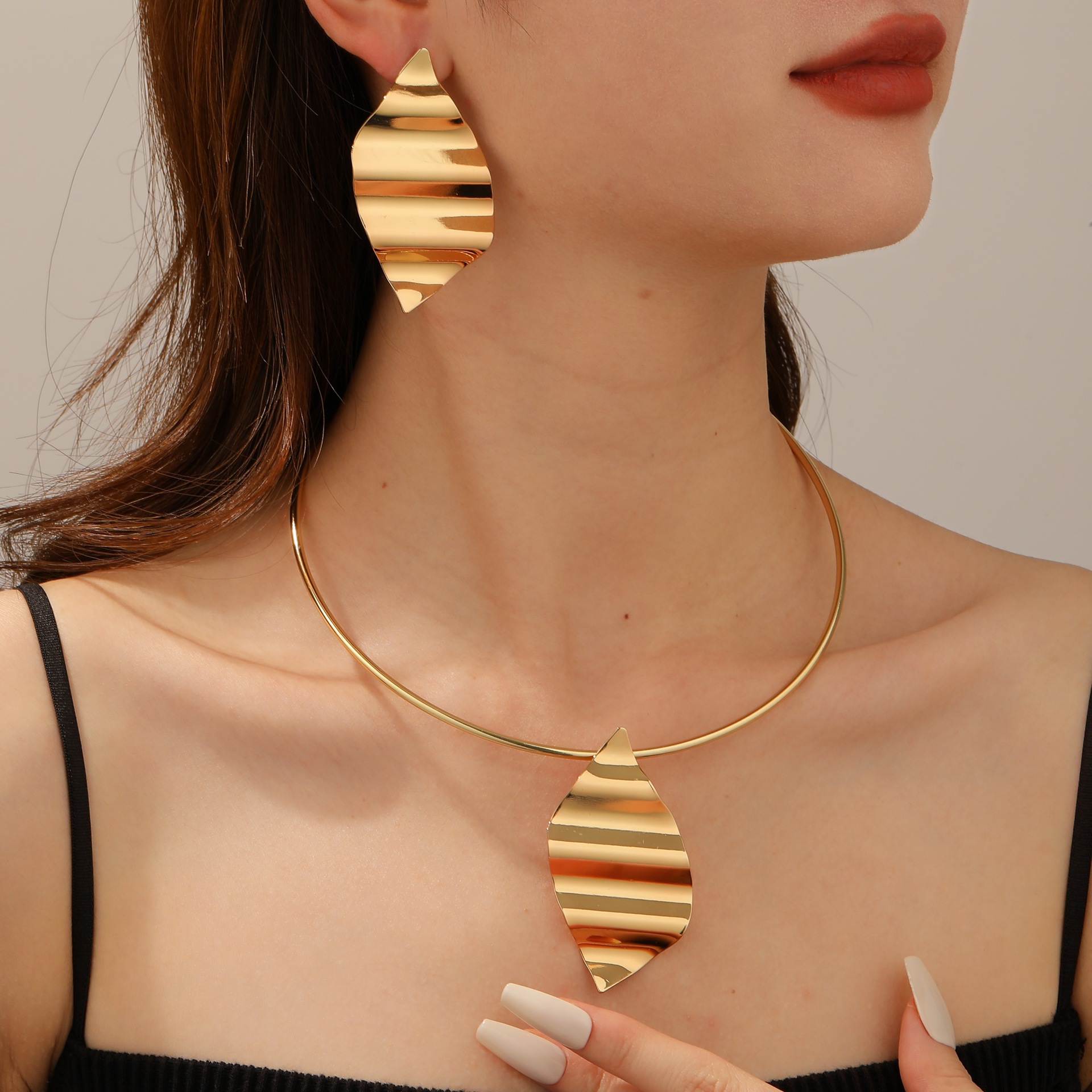 Joyas transfronterizas europeas y estadounidenses collar de pétalos metálicos irregulares de moda simple collar de collar de hierro