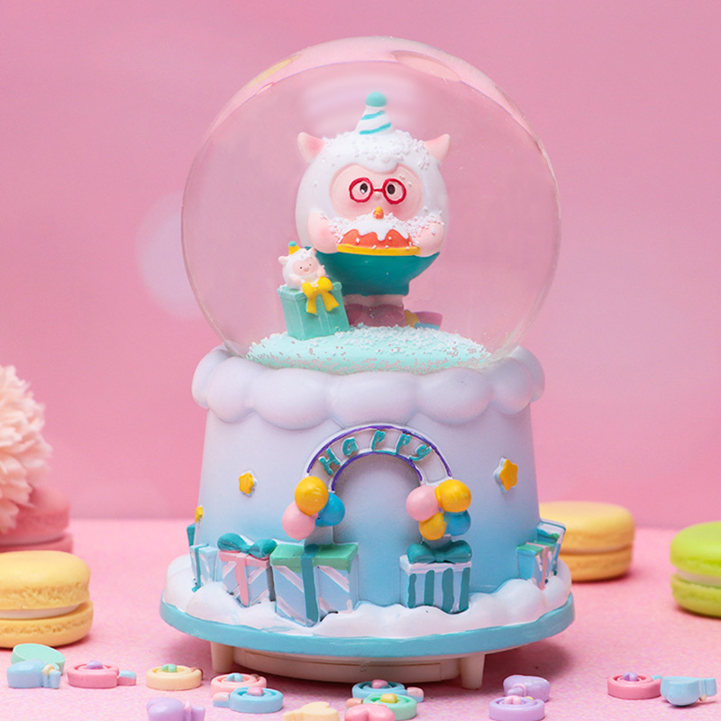 Anime japonés mismo estilo Crayon Shin-chan y Little White Crystal Ball Music Box Creative Piaoxue Music Box Regalo para estudiantes