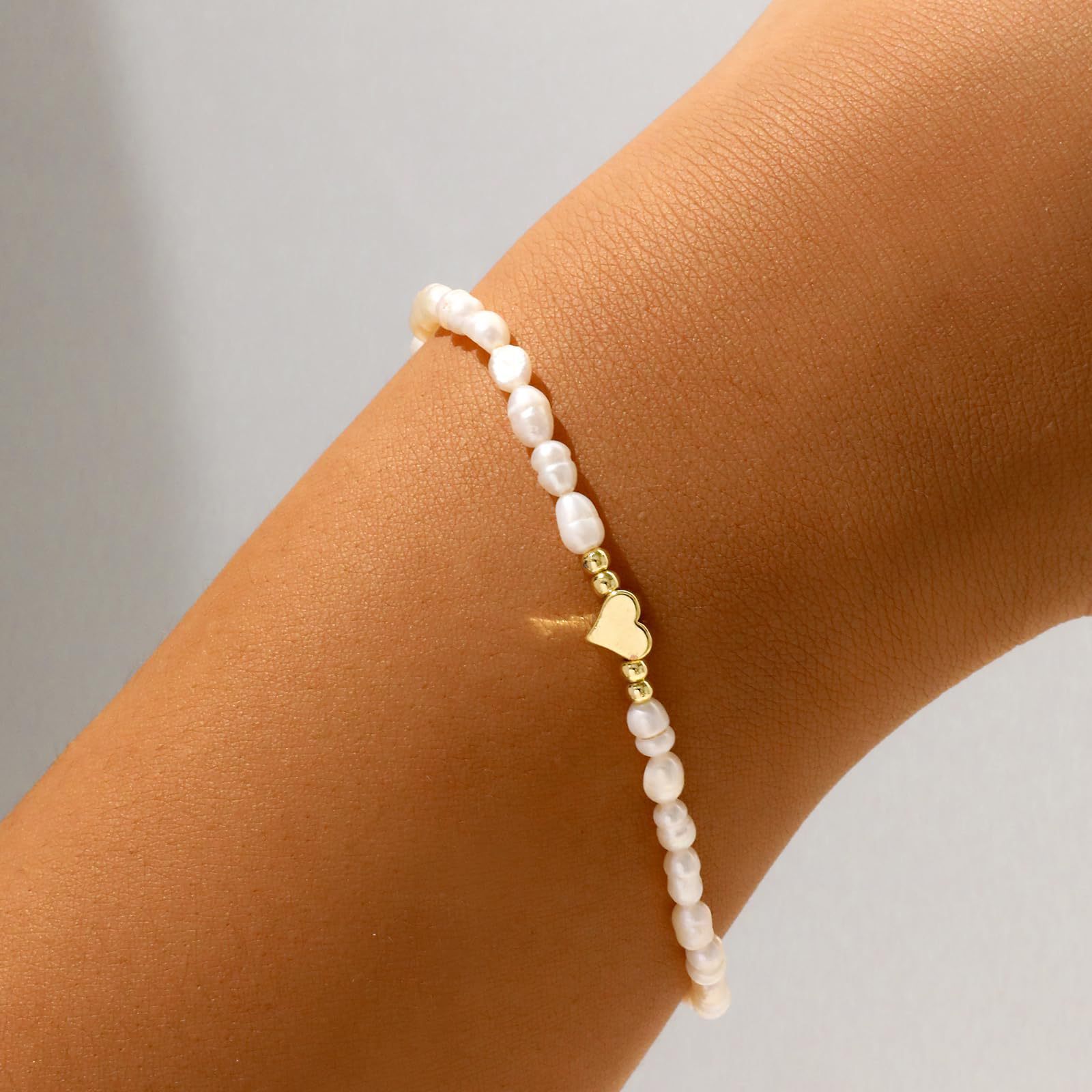 Pulseira de pérolas banhada a ouro 14K com pingente de coração e design de nicho, joias versáteis requintadas de alta qualidade que não desbotam_voghion.com