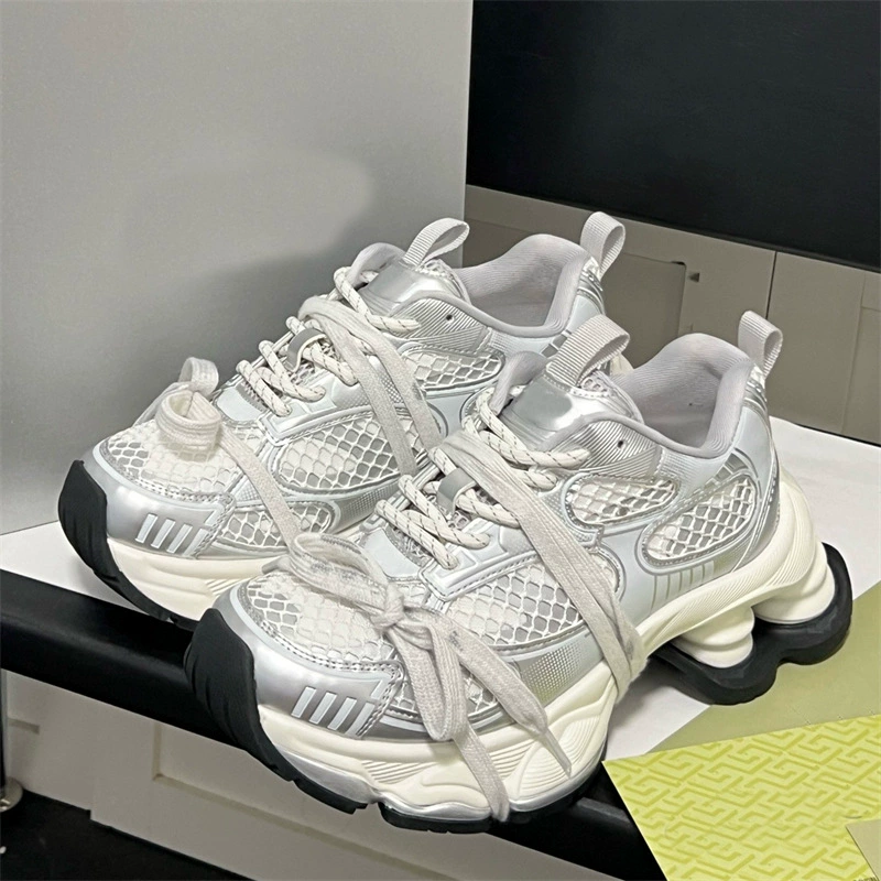 Обувь для женщин в стиле Лин Юнь: серебристые dad shoes 2025 лето, дышащая толстая подошва, увеличенная шнуровка, повседневная спортивная обувь