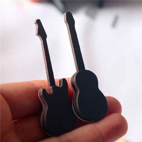 Mini violin, electric guitar, miniature scene model, desktop musical instrument decoration, small ornaments, shooting props