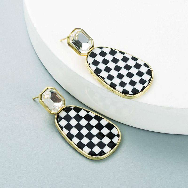 Europe And America Cross Border Fashion Simple Hot Sale Geometric Black And White Chessboard Grid Metal Alloy Earrings Women's All-match Generous Earrings Earrings display picture 3