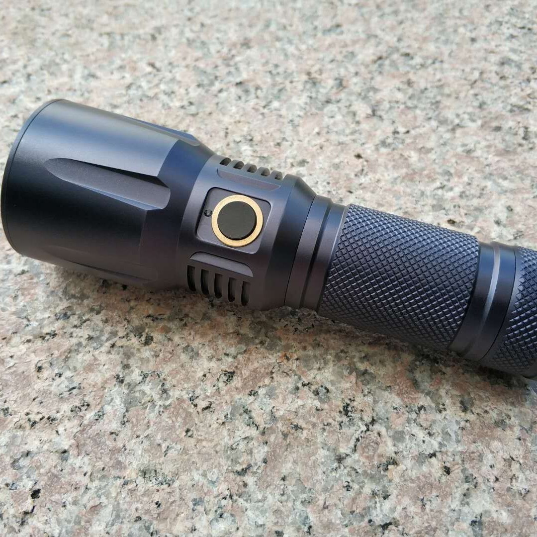 视睿X6强光手电聚光远射USB直充户外防水 探险 搜救超亮手电筒