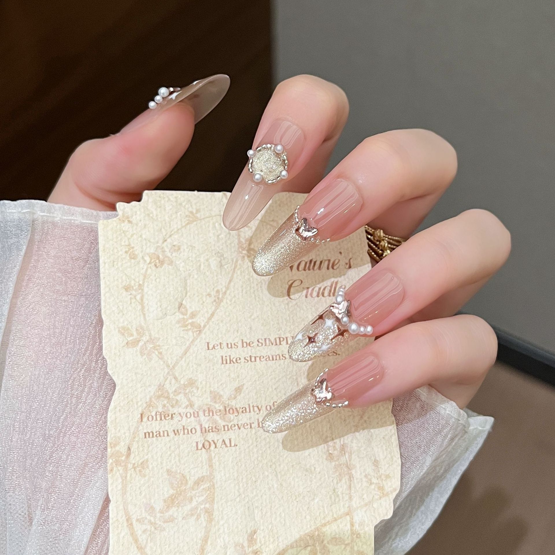 Otoño y invierno pequeño viento de fragancia manicure elíptico medio desgaste manicure parche de manicure al por mayor manufacturero de productos terminados manicure parche de manicure a mano