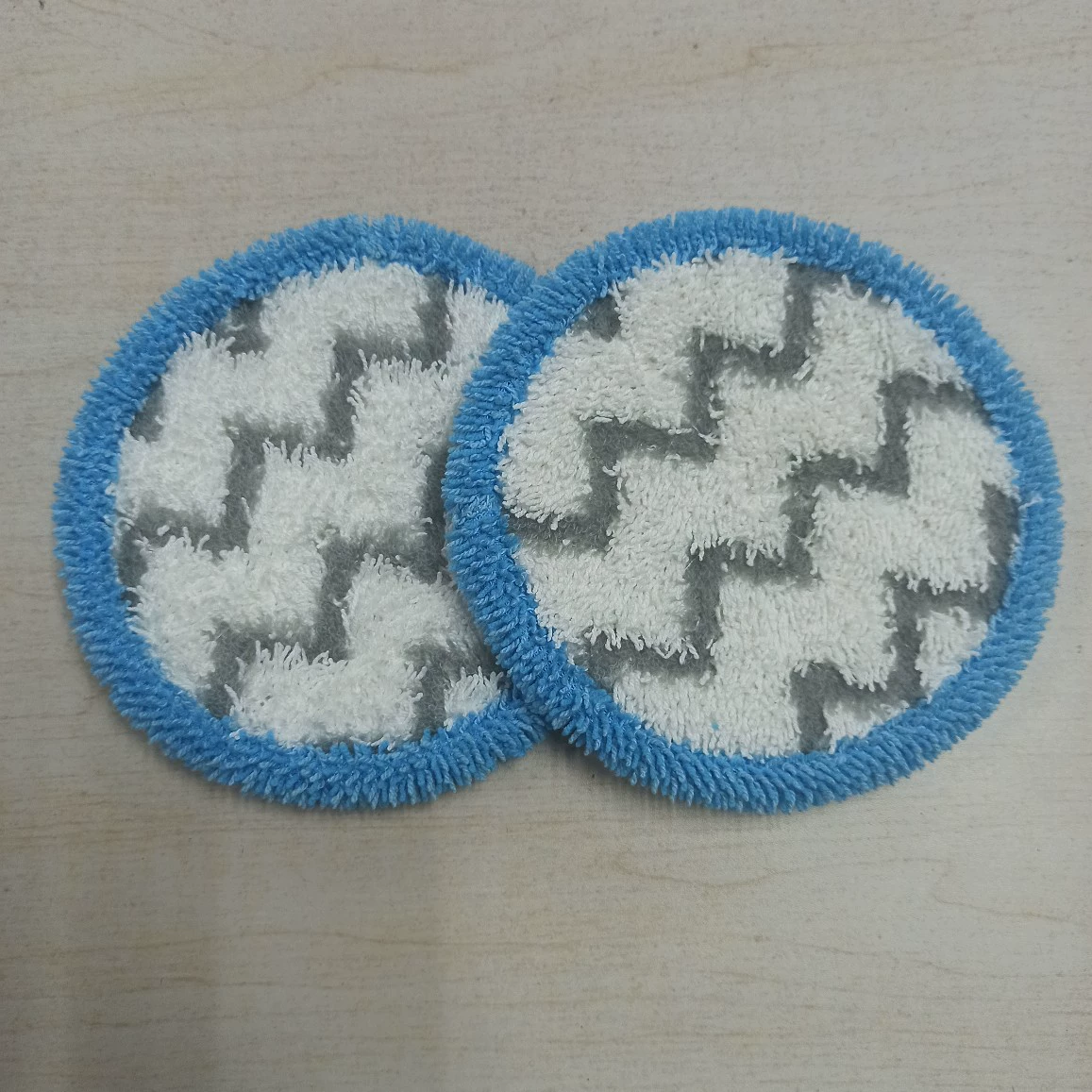 энгейдж T12 Mop Pad - круглое микрофибровое полотно с синей каймой; 2 стиля: синяя лента и вышивка квадратного отверстия