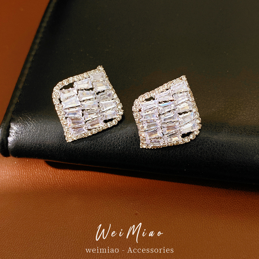 Agujas de plata de diamante de diamante hueco cuadrado pernos de orejas temperamento exquisito nicho aretes de lujo ligero aretes de alta sensación