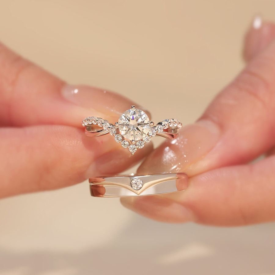 Wedding Ring Artificial Moissanite Open Ring for Men and Women Wedding Engagement Wedding Ceremony Props Silver-Plated Diamond Ring for Women as a Gift