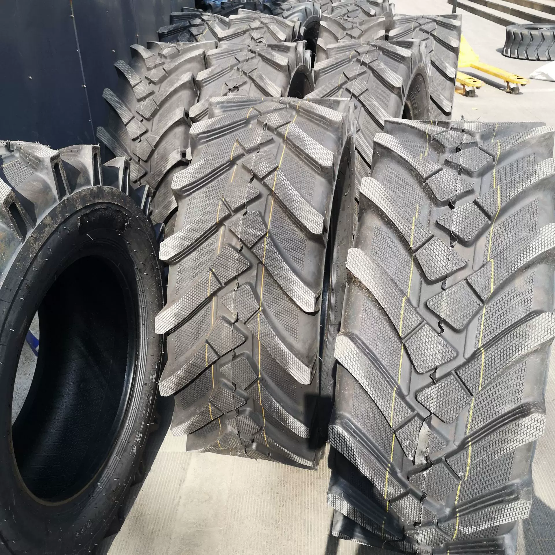 20.5/70-16人字花纹装载机挖掘机轮胎16/70-24工程机械轮胎批发