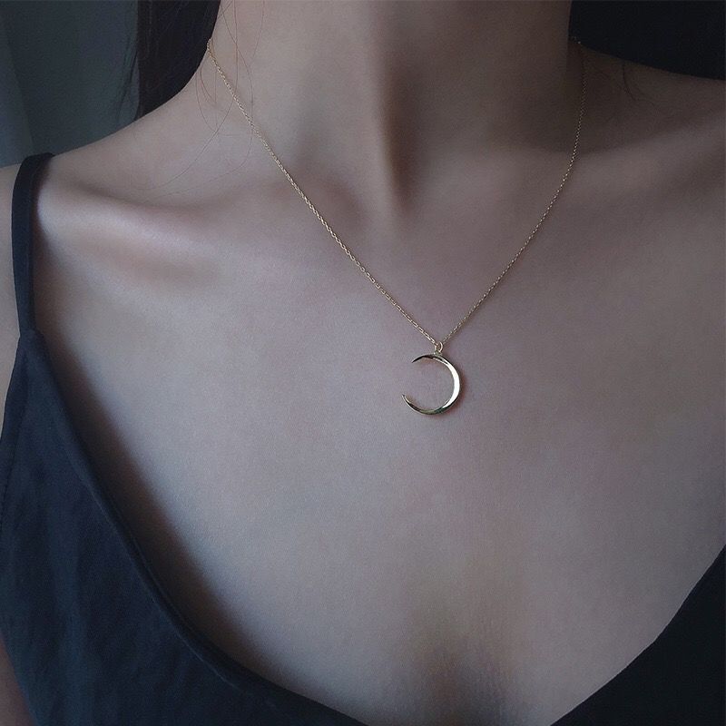 Japanese Girl Retro Cute Simple Design Moon Necklace Women's Collarbone Chain Cold Alloy Crescent Pendant Necklace
