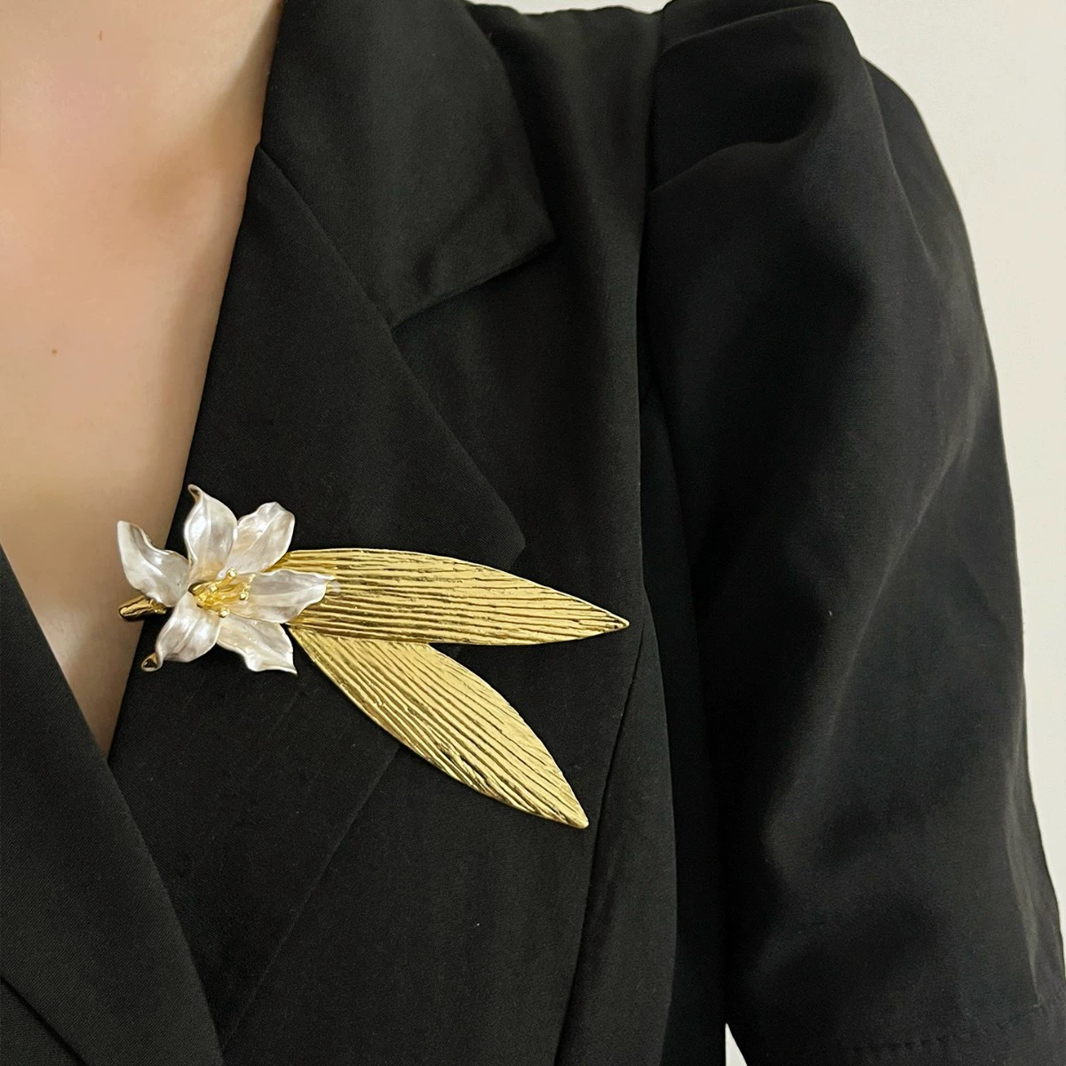 Retro design metal brooch, accessory lapel pin, European style, trend of season, flowered, light luxury style
