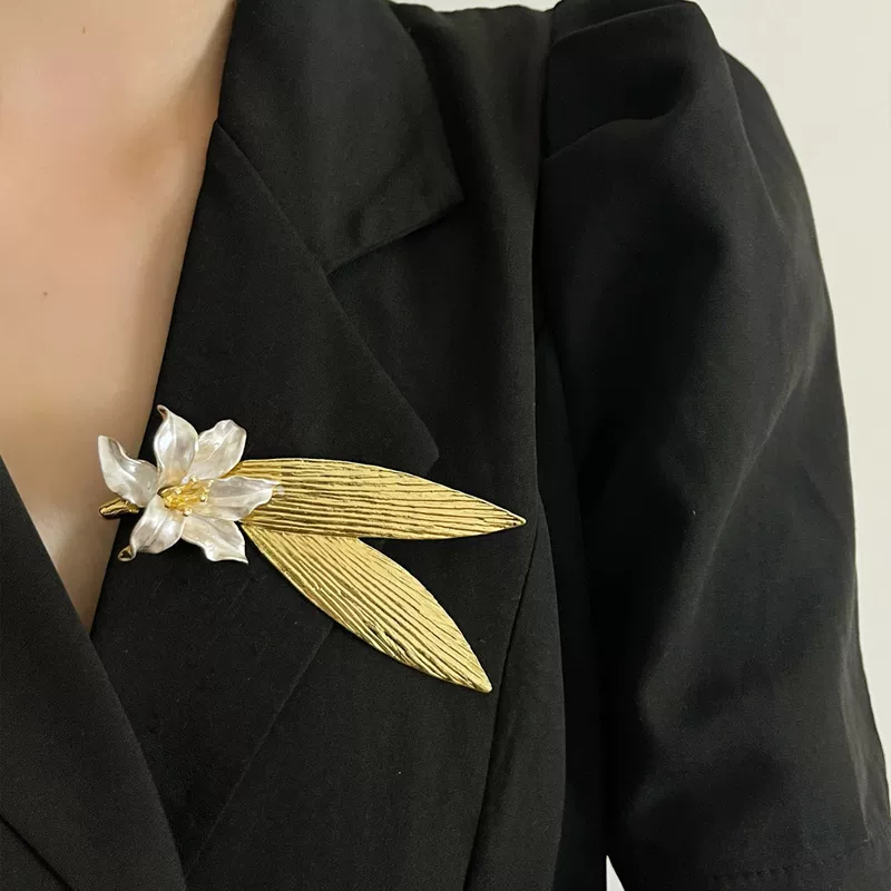 Retro design metal brooch, accessory lapel pin, European style, trend of season, flowered, light luxury style