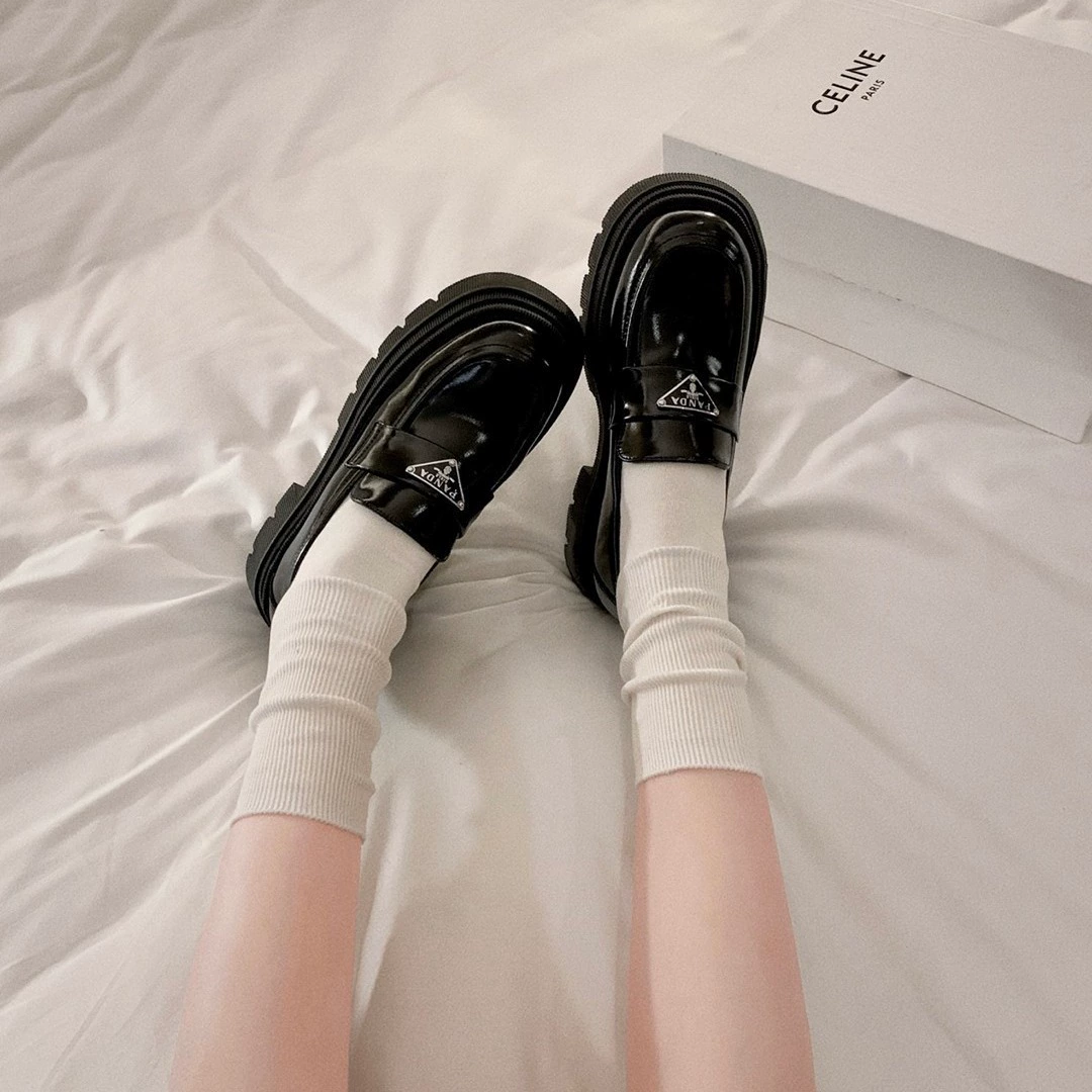 【Стиль Grape Mom】Первое знакомство с осенью~ Женские кожаные лоферы на толстой подошве с круглым носком и треугольным логотипом из натуральной кожи