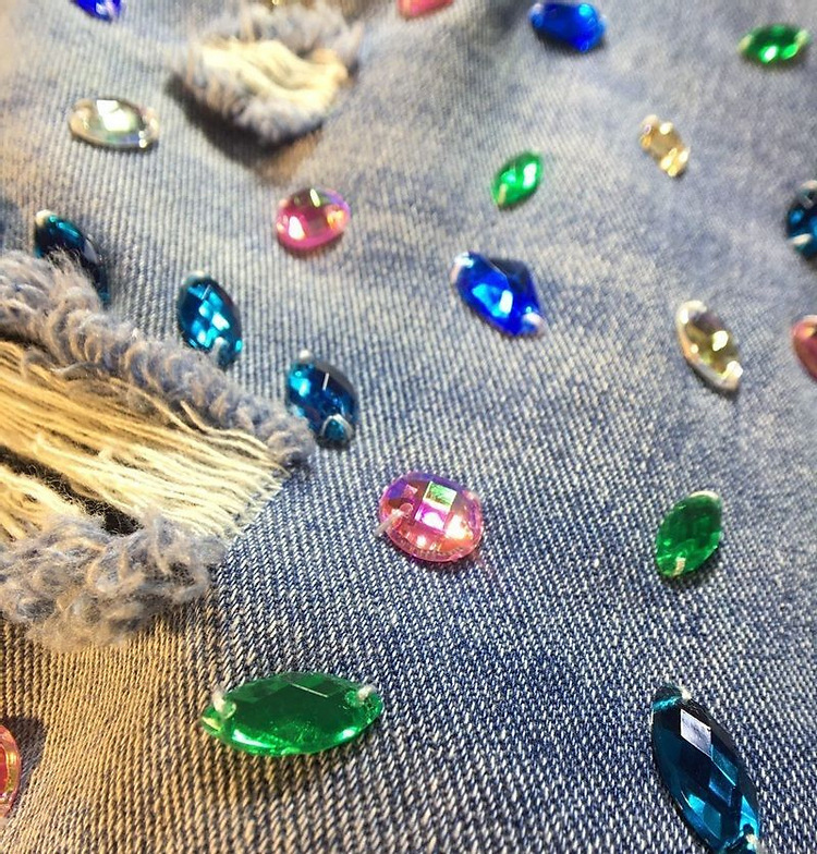 Damshorts med hög midja i denim med rhinestone och pärlor_voghion.com