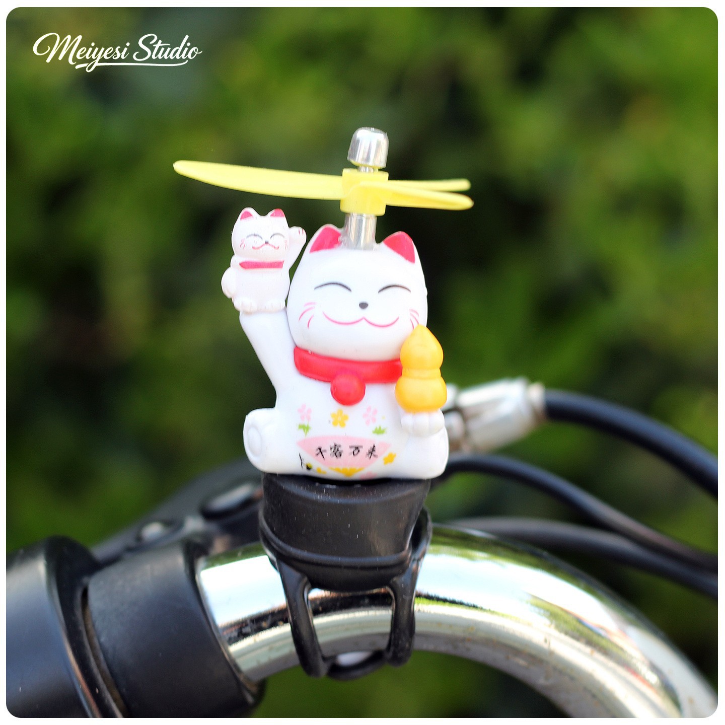 Cute molino de viento bicicleta coche de batería decoración accesorios para automóviles eléctricos muñecas de motocicleta muñecas decoración colgante