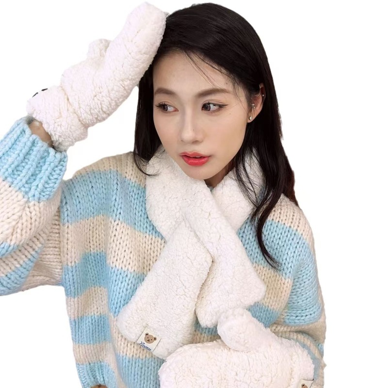 かわいい熊のぬいぐるみが首を掛けている男の女の子は冬に自転車に乗って保温して厚いベルベットに乗って綿手袋をして冬になる|undefined