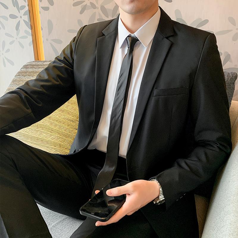 Traje negro de dos botones con corbata