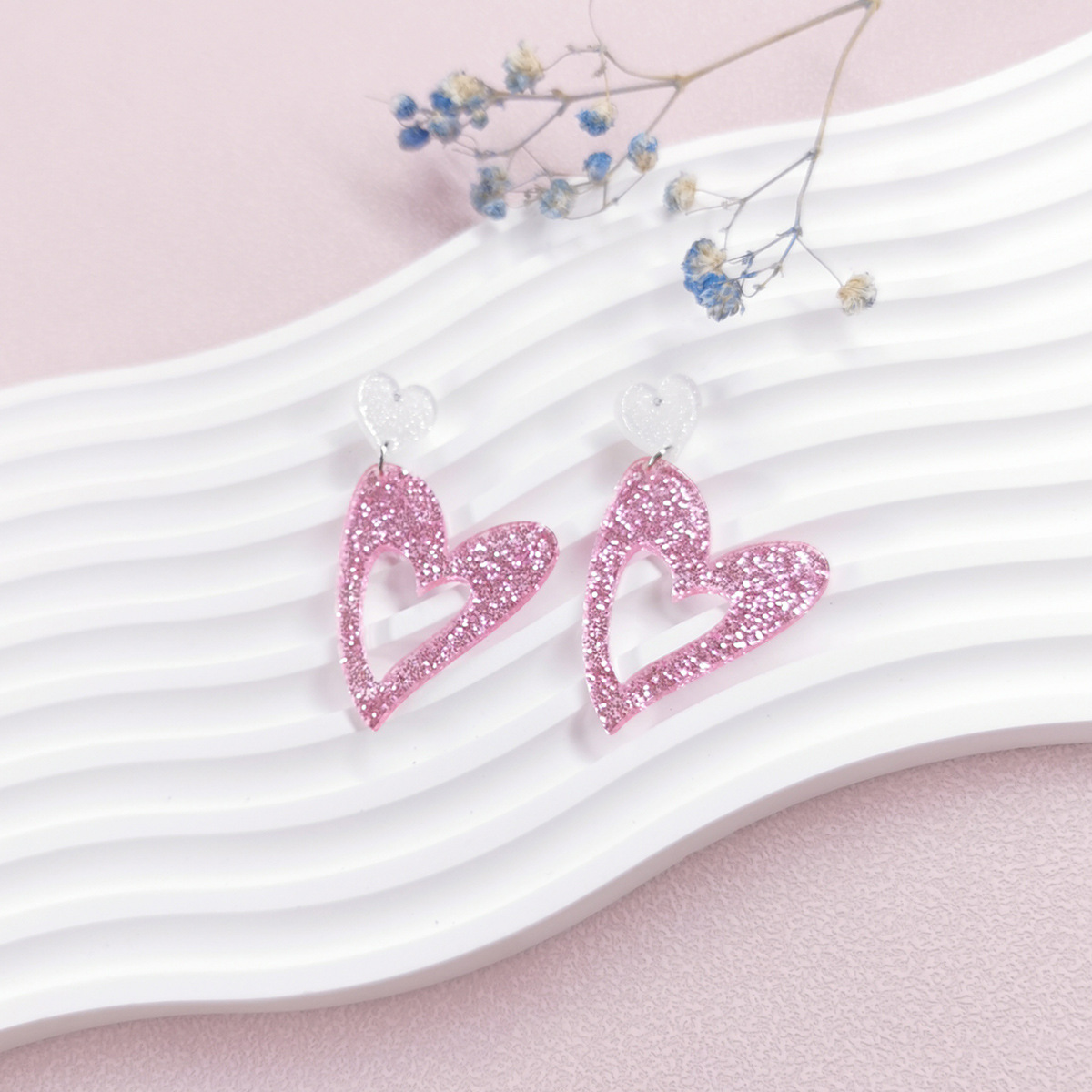 A pair of personality exaggerated sweet hollow heart simple acrylic pendant earrings romantic girl retro Valentine's Day