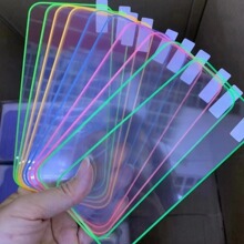 适用苹果17ProMAX气囊彩色发光膜16Pro荧光钢化膜15Pro夜光防窥膜