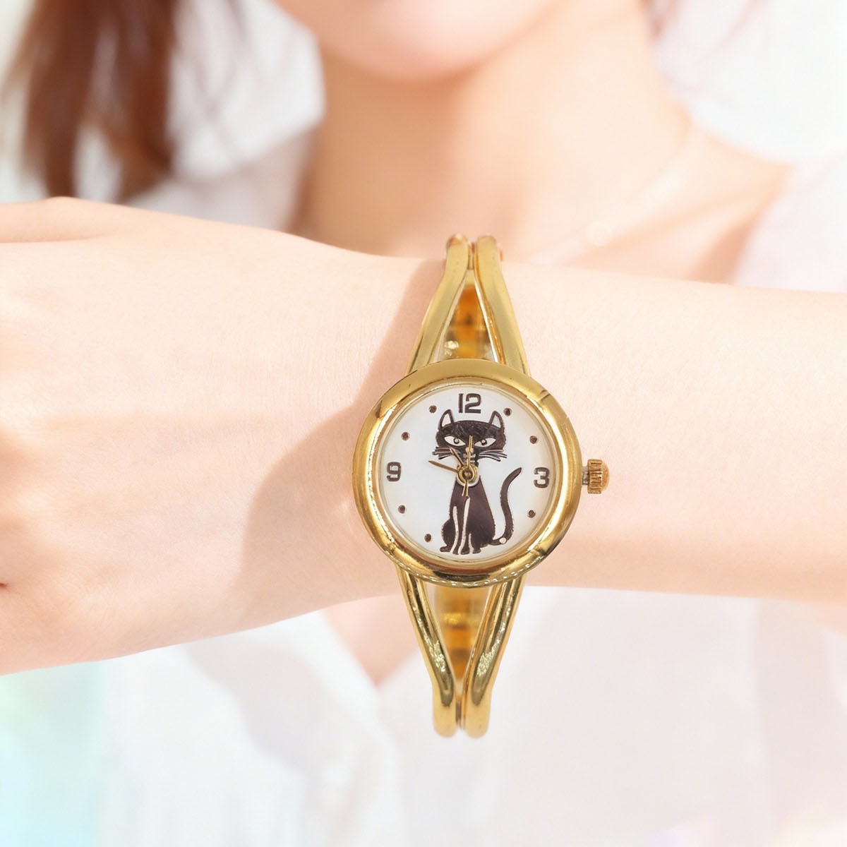 时尚轻奢女款手表小众学生石英表礼品合金开口手镯手腕表热销批发