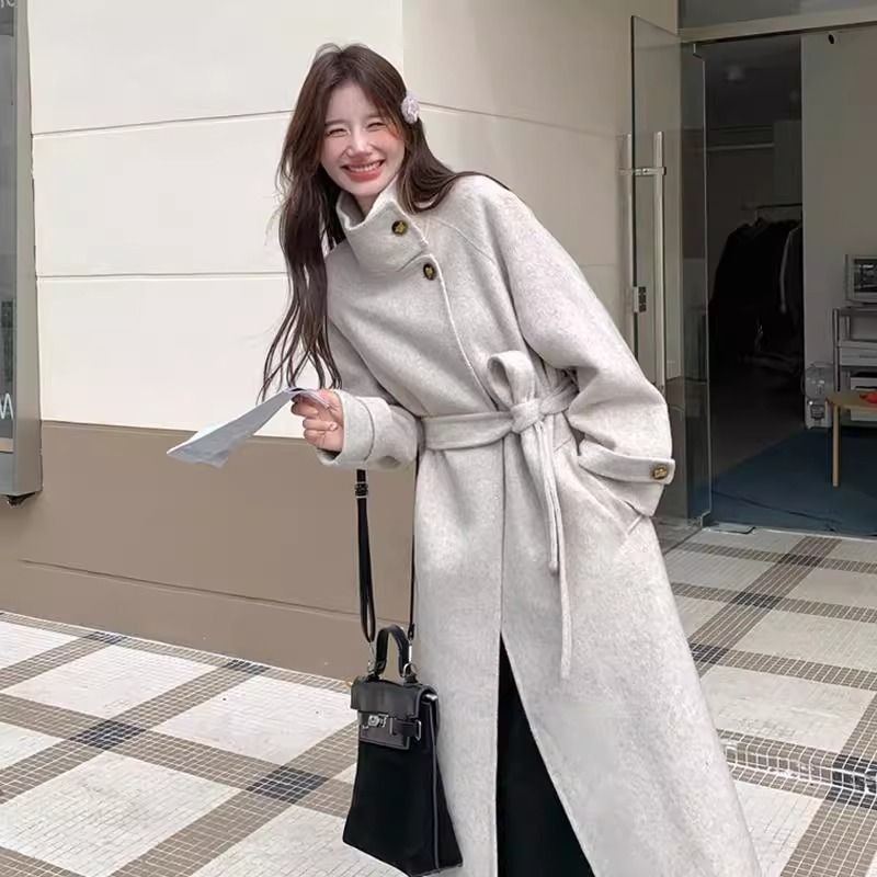 Oatmeal-colored stand-collar woolen coat for women, 2026 autumn and winter new style, loose mid-length woolen coat with tie belt
