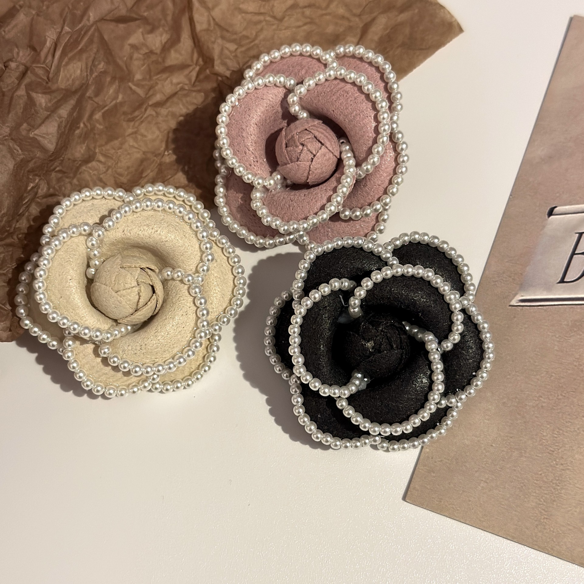 Fashion Flower Mixed Materials Handmade Women's Brooches display picture 1