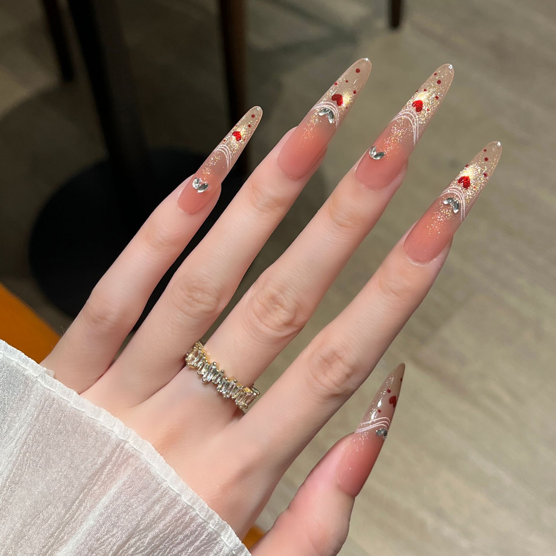 Uña de lujo ligera y lujosa, manicura blanca, uñas falsas, perros largos, uñas doradas, productos terminados
