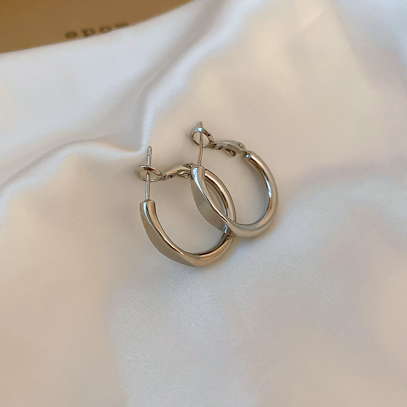 Pendientes redondos irregulares con aguja de plata Pendientes simples y fríos de moda Pendientes europeos y americanos de lujo ligero Pendientes de alta gama mujeres