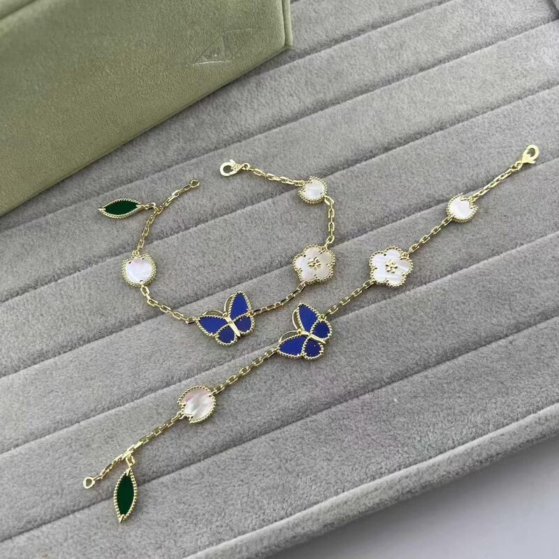 V-Gold Floral Butterfly Bracelet for Women, Light Luxury with a High-End Feel, Mother-Of-Pearl Flowers and Green Leaf Chain Jewelry, Fashionable Commuter Gift