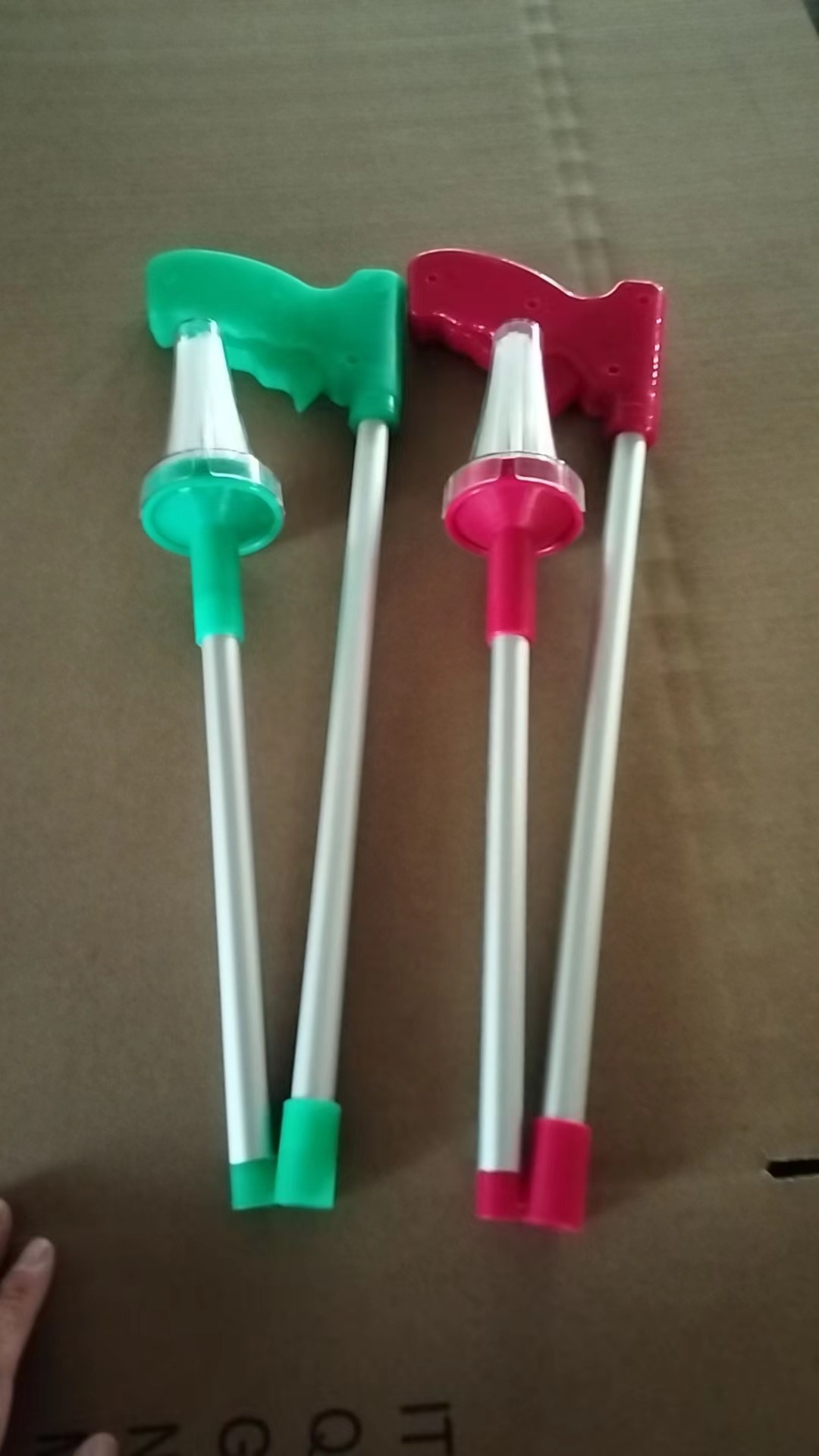 国境を越えて人気の高い折りたたみ式昆虫捕獲器、アルミ合金製クモ捕獲クリップ、ゴキブリ捕獲器、厚型捕虫器卸売